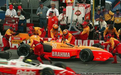 Pitstop für Scott Pruett, im Vordergrund rauscht Richie Hearn durch das Bild  — Nazareth Speedway, 1997.