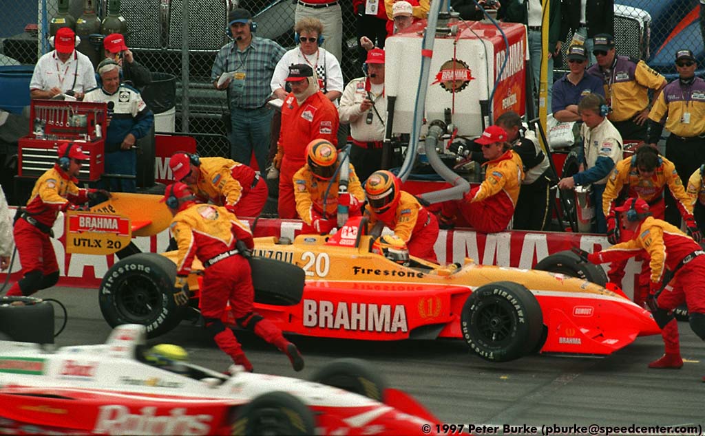 Pitstop für Scott Pruett, im Vordergrund rauscht Richie Hearn durch das Bild &mdash; Nazareth Speedway, 1997.