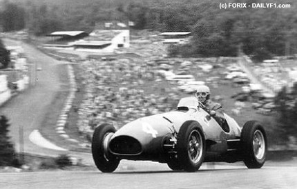 Alberto Ascari, erster Ferrari-Champion, auf dem Eau-Rouge-Hügel in Spa.