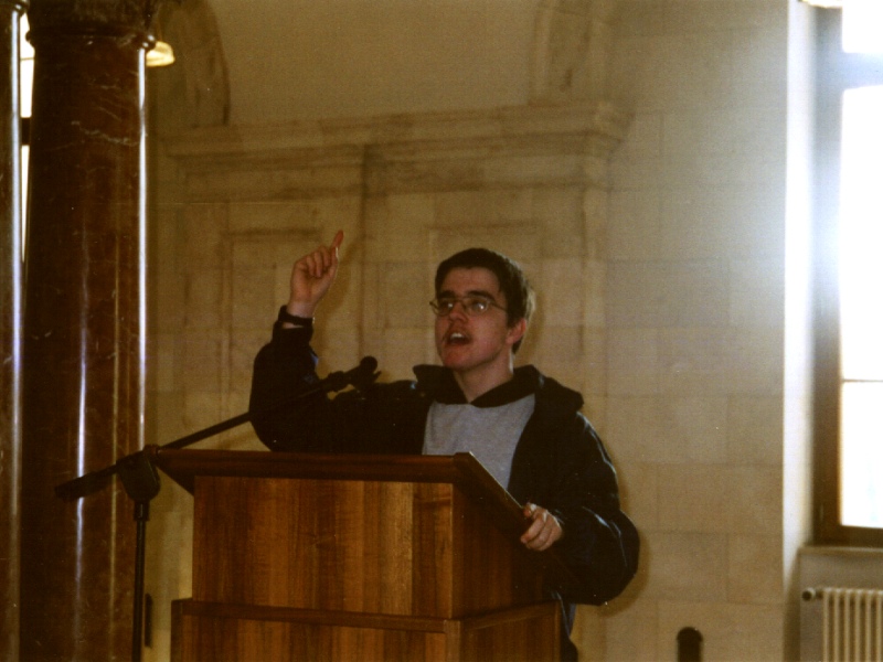 Das bin ich als Sachse, respektive Vogtländer, in des B. Stäubers... äh E. Stoibers Privatpalast... *hüstel* CSU-Parteizentrale... nein Bayrischen Staatskanzlei in München. &mdash; Herbst 2001.