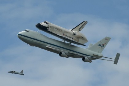 Space Shuttle «Discovery» Huckepack auf einer Boeing 747